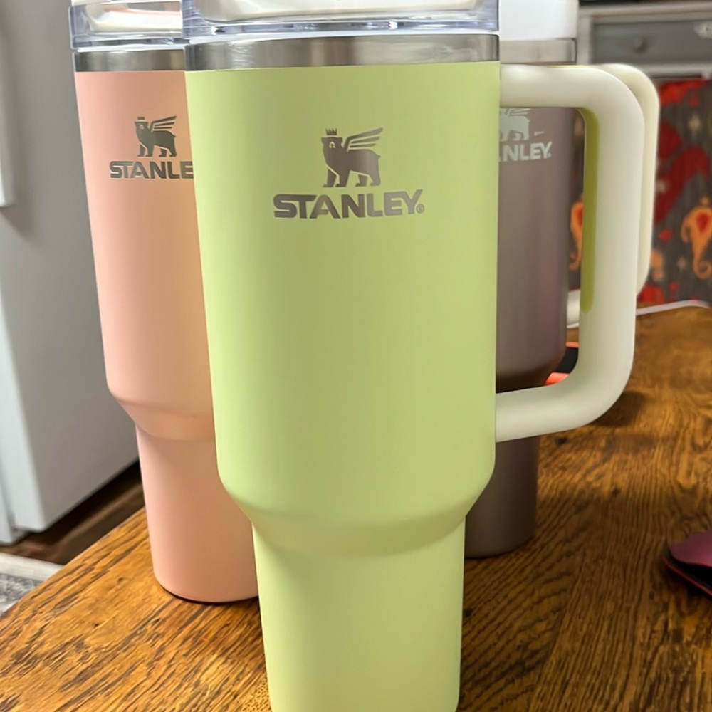 40 oz Stanley cup. Kiwi/ or lime green color.